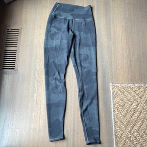 ALO high waist camo vapor leggings size XS.